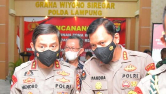Kapolda Lampung Irjen Hendro Sugiatno (kiri) dan Kabid Humas Polda Lampung Kombes Zahwani Pandra Arsyad (kanan)