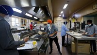 Mereka mendistribusikan makanan siap saji yang dimasak di gerbang utama yang menyediakan sekitar 500 makanan per hari kepada orang-orang yang membutuhkan.