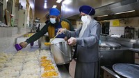Bagi anggota masyarakat yang tidak bisa datang ke pura, relawan ASA membagikan makanan, obat-obatan, dan perbekalan lainnya kepada orang-orang yang terkena pembatasan.