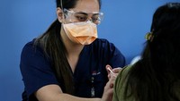Petugas Kesehatan menyuntikan vaksin Pfizer kepada masyarakat.