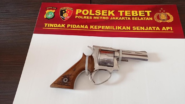 Mantan pegawai bank ditangkap kasus jual beli senjata api ilegal di Jaksel, Kamis (19/8/2021).