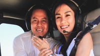 Aldico Sapardan melamar Melanie Putria saat berada di atas helikopter ketika akan pergi liburan. So, sweet!  Foto: Instagram: @melanieputria