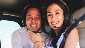 Momen Romantis Melanie Putria Dilamar Kekasih di Helikopter