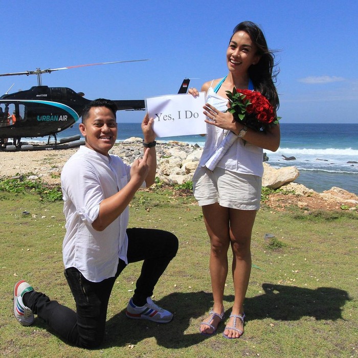 Melanie Putria dilamar kekasih di atas udara Melanie Putria dilamar kekasih di atas udara
