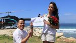 Momen Romantis Melanie Putria Dilamar Kekasih di Helikopter