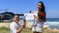 Ia akhirnya menjawab, Yes I do saat dilamar oleh Aldico Sapardan. Foto: Instagram: @melanieputria
