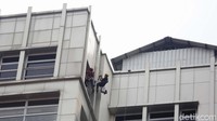 Pekerja bertugas tidak menggunakan gondola dan hanya bergelantungan dengan seutas tali yang bernama Access Rope. 