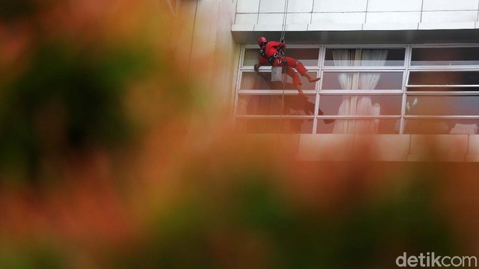 Melihat Aksi Pembersih Kaca Gedung Tinggi Sejumlah pekerja bergelantungan untuk membersihkan kaca gedung bertingkat di Jakarta. yuk lihat aksinya yang bak Spiderman.