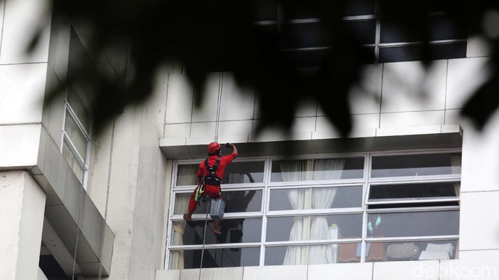 Melihat Aksi Pembersih Kaca Gedung Tinggi Sejumlah pekerja bergelantungan untuk membersihkan kaca gedung bertingkat di Jakarta. yuk lihat aksinya yang bak Spiderman.