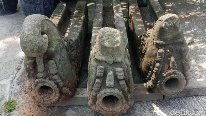 Tiga arca jaladwara yang ditemukan di pinggir sungai di Klaten, Jawa Tengah, mulai dievakuasi. Yuk lihat proses pemindahan benda dari abad 8-9 M tersebut.