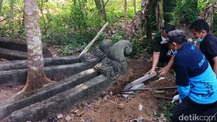 Tiga arca jaladwara yang ditemukan di pinggir sungai di Klaten, Jawa Tengah, mulai dievakuasi. Yuk lihat proses pemindahan benda dari abad 8-9 M tersebut.