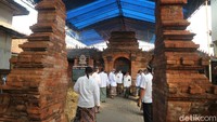 Pantauan di lokasi, Kamis (19/8/2021), proses pemasangan luwur (selambu) makam Sunan Kudus dilakukan secara terbatas dan tertutup untuk umum. Sedangkan pembagian nasi berkat masih dilakukan, tapi hanya warga tertentu.  