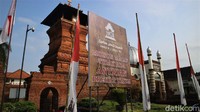 Warga yang bisa antre mendapatkan nasi berkat acara buka luwur makam Sunan Kudus hanya yang memberi sedekah. Adapun untuk warga umum, nasi berkat atau nasi jangkrik dibagikan langsung di masing-masing desa. Meski demikian masih ada warga umum yang masih datang untuk mendapatkan nasi jangkrik. Bahkan mereka antre sejak pagi berharap agar mendapatkan nasi berkat tersebut.