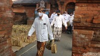 Kharis mengatakan inti proses buka luwur juga dilakukan dengan khidmat. Acara dimulai sekitar pukul 07.00 WIB dan selesai pukul 09.00 WIB. Puncak buka luwur dibuka dengan pembacaan doa asyura, memasang luwur, hingga terakhir pembacaan doa tahlil.  