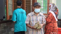 Kharis mengatakan proses puncak buka luwur Makam Sunan Kudus sudah dimulai sejak 6 Muharram dan puncaknya hari ini 10 Muharram. Menurutnya untuk pembuatan luwur makam atau kelambu itu membutuhkan 1.500 meter kain luwur atau kain kafan. Adapun motif luwur tersebut meliputi melati, kompol, runduk banyu, wiru, dan langitan.  Kharis menambahkan sedangkan untuk pembagian nasi berkat buka luwur ada dua macam. Disebutkan untuk antrean pembagian nasi berkat kepada masyarakat umum ditiadakan, karena memicu kerumunan. Total nasi berkat yang dibagikan ada sebanyak 24 ribu bungkus.