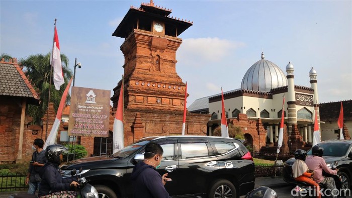 Melihat Puncak Prosesi Buka Luwur Makam Sunan Kudus Prosesi puncak tradisi buka luwur makam Sunan Kudus pada 10 Muharram di tengah-tengah pandemi COVID-19 berlangsung secara sederhana tapi tetap khidmat.