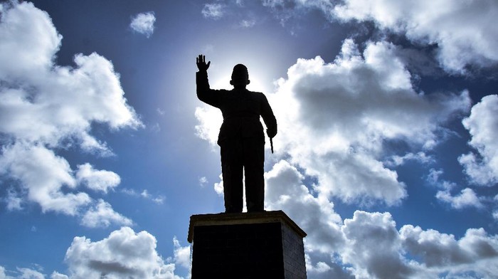 Siluet monumen patung Presiden Pertama Indonesia Soekarno melambaikan tangan sambil memegang tongkat komando berdiri tegak di Kota Saumlaki, Kabupaten Kepulauan Tanimbar, Maluku, Kamis (19/8/2021). Pemerintah Kabupaten Kepulauan Tanimbar membangun monumen itu untuk mengenang Soekarno karena jadi Presiden Indonesia satu-satunya yang pernah menginjakan kaki di daerah perbatasan itu pada 4 November 1958. ANTARA FOTO/FB Anggoro/foc.