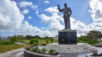 Monumen patung Presiden Pertama Indonesia Soekarno melambaikan tangan sambil memegang tongkat komando berdiri tegak di Kota Saumlaki, Kabupaten Kepulauan Tanimbar, Maluku, Kamis (19/8/2021).