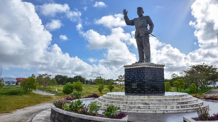 MONUMEN SOEKARNO DI TANIMBAR Siluet monumen patung Presiden Pertama Indonesia Soekarno melambaikan tangan sambil memegang tongkat komando berdiri tegak di Kota Saumlaki, Kabupaten Kepulauan Tanimbar, Maluku, Kamis (19/8/2021). Pemerintah Kabupaten Kepulauan Tanimbar membangun monumen itu untuk mengenang Soekarno karena jadi Presiden Indonesia satu-satunya yang pernah menginjakan kaki di daerah perbatasan itu pada 4 November 1958. ANTARA FOTO/FB Anggoro/foc.