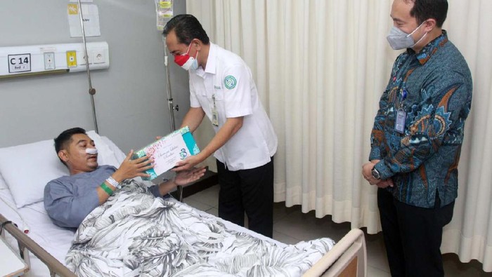 Nakes yang Tengah Dirawat Dapat Apresiasi dari BPJS Kesehatan Para Nakes yang jatuh sakit dan tengah dirawat mendapat apresiasi dari BPJS Kesehatan. Mereka mendapat bingkisan Hari Kemerdekaan.