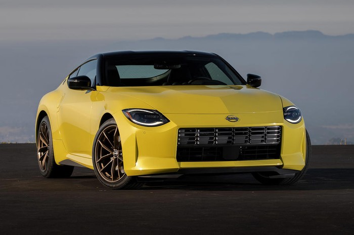 New Nissan Z Generasi terbaru dari Nissan 370Z yakni New Nissan Z. Mobil sport asal Jepang ini akan mulai dijual pada akhir tahun 2021.