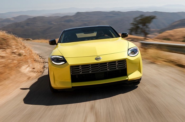 New Nissan Z Generasi terbaru dari Nissan 370Z yakni New Nissan Z. Mobil sport asal Jepang ini akan mulai dijual pada akhir tahun 2021.