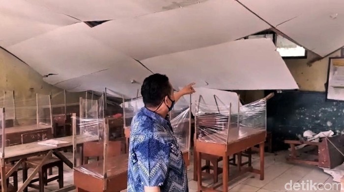 Lima ruang kelas di SDN Kerenceng, Kabupaten Sukabumi, ambruk. Hujan deras dan angin kencang diduga menjadi penyebab ambruknya ruang kelas sekolah itu.