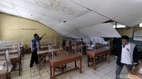Dia khawatir semangat pelajar pascakejadian ini menurun. Dia kemudian berkomunikasi dengan komite sekolah untuk mencari solusi terdekat yang bisa dilakukan sebelum adanya perbaikan kelas.