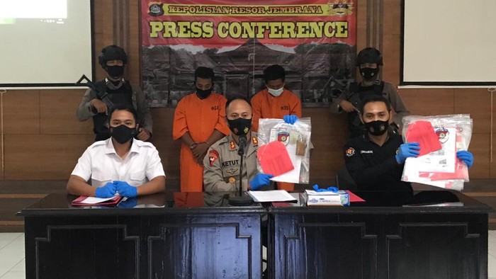 Palsukan Surat Vaksin untuk Penumpang, 2 Sopir Travel Ditangkap di Bali (Foto: Istimewa)