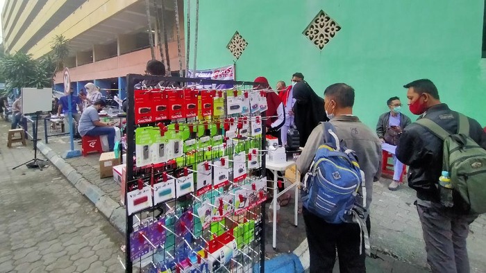 Pedagang Hi Tech Mall nekat jualan di halaman