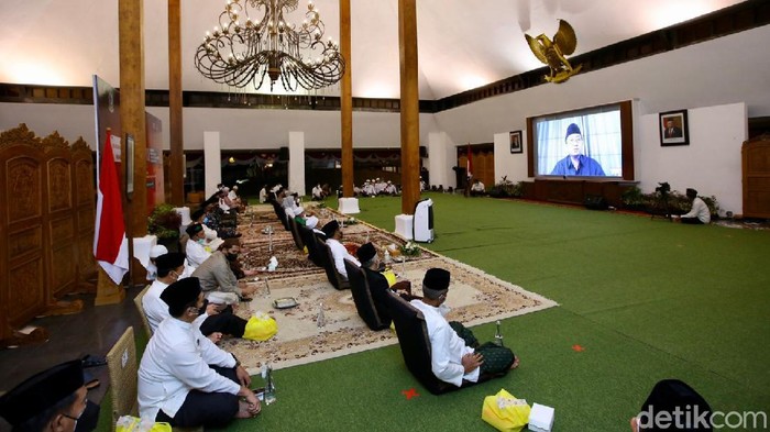 Peringatan HUT RI ke-76 digelar secara virtual oleh Pemkab Banyuwangi di Pendopo Sabha Swagata Blambangan. Acara diisi dengan tausiyah dan doa bersama sejumlah ulama.