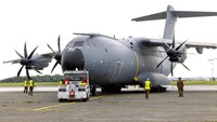 Personel militer bersiap untuk keberangkatan pesawat militer Belgia di Bandara Militer Melsbroek yang berada di kawasan Melsbroek, Belgia, Rabu (18/8/2021).