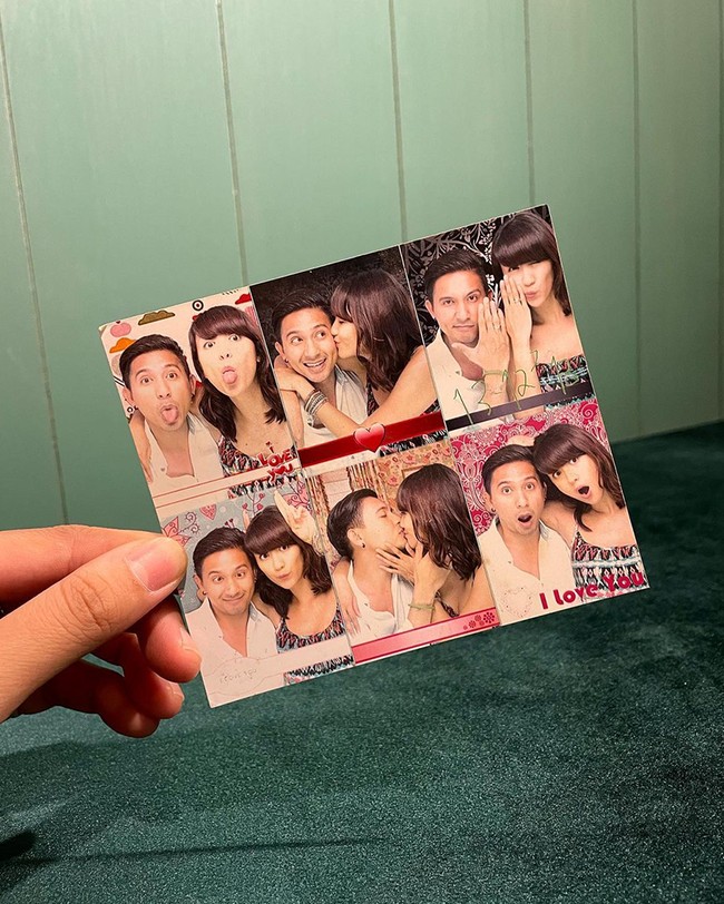 Sharena juga sempat terlihat membagikan hasil photobox jadulnya dengan sang suami, Ryan Delon. Dalam salah satu pose di foto tersebut, keduanya tampak memperlihatkan cincin pernikahan yang menandakan bahwa mereka sudah sah menjadi pasangan suami istri. Foto: Instagram