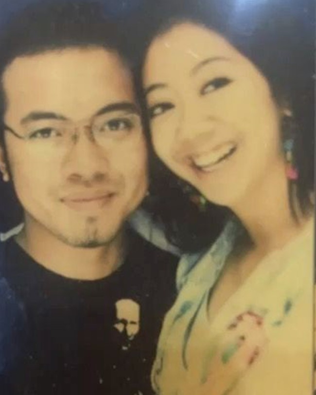 Kalau ini potret Asri Welas bersama dengan suaminya. Hasil photobox tersebut tampak dibagikan Asri saat ulang tahun pernikahannya. Keduanya tampak sedang tersenyum bahagia. Foto: Instagram