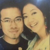 Kalau ini potret Asri Welas bersama dengan suaminya. Hasil photobox tersebut tampak dibagikan Asri saat ulang tahun pernikahannya. Keduanya tampak sedang tersenyum bahagia. Foto: Instagram