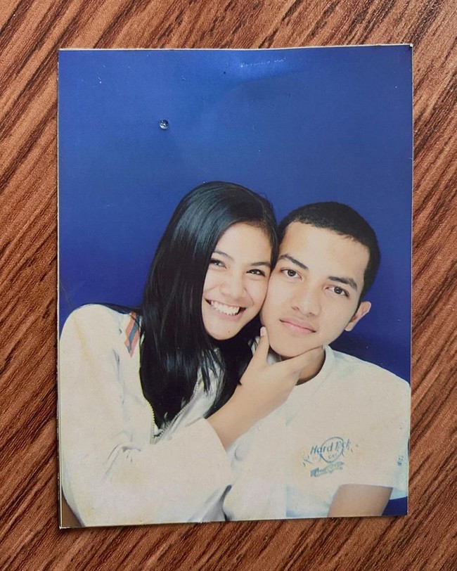 Tak kalah kompak, begini hasil photobox Indah Indriana dan Diaz Adritya. Indah dan Diaz sendiri baru melangsungkan pernikahan pada Juli 2021. Walaupun demikian, keduanya ternyata sudah saling mengenal sejak SMP. Foto: Instagram