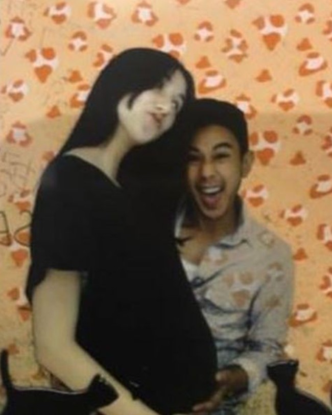 Kalau yang satu ini hasil photobox milik Fandy Christian dan Dahlia Poland. Keduanya tampak berpose saat Dahlia tengah hamil. Baby bump di perut Dahlia pun tampak jelas terlihat. Foto: Instagram