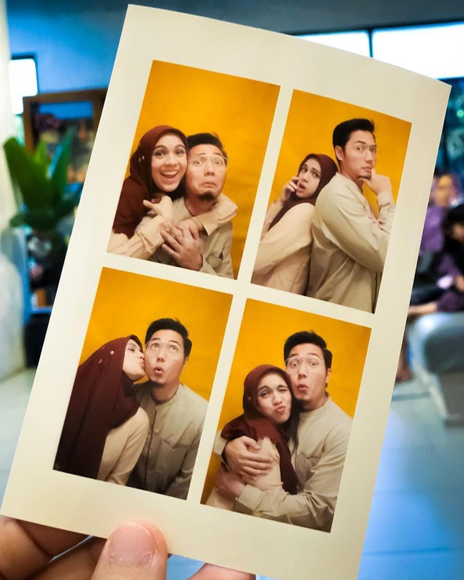 Terakhir ada Nycta Gina dan Rizky Kinos. Dengan ekspresi-ekspresi wajah yang lucu, keduanya terlihat kompak berpose di photobox. Foto tersebut tampak diunggah Nycta di Instagram pribadinya. Foto: Instagram