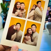 Terakhir ada Nycta Gina dan Rizky Kinos. Dengan ekspresi-ekspresi wajah yang lucu, keduanya terlihat kompak berpose di photobox. Foto tersebut tampak diunggah Nycta di Instagram pribadinya. Foto: Instagram