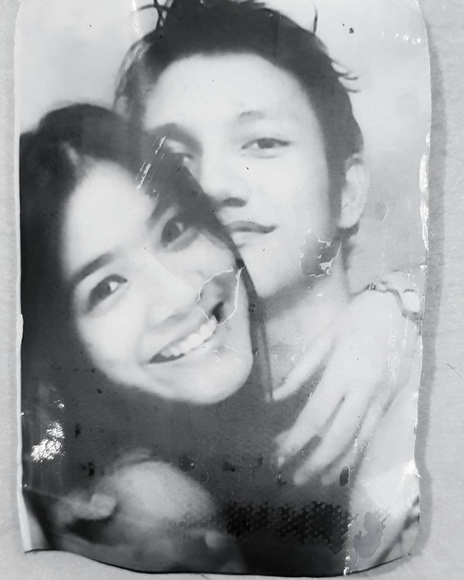 Melalui unggahan Instagramnya, Christian Sugiono mengungkapkan bahwa photobox jadulnya bersama Titi Kamal ini diambil pada tahun 1999. Masih tetap romantis dan kompak, hubungan keduanya pun bertahan sampai saat ini. Foto: Instagram