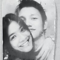 Melalui unggahan Instagramnya, Christian Sugiono mengungkapkan bahwa photobox jadulnya bersama Titi Kamal ini diambil pada tahun 1999. Masih tetap romantis dan kompak, hubungan keduanya pun bertahan sampai saat ini. Foto: Instagram