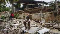Berdasarkan laporan AP News, Rabu (18/8/2021), pencarian korban jiwa sempat terhambat karena ada Badai Tropis Grace. Hal itu memicu rasa frustasi di kalangan korban. AP Photo/Fernando Llano.