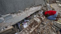Proses pencarian korban gempa pun masih terus dilakukan di gedung-gedung yang runtuh. Salah satu korban adalah anak perempuan berusia 3 tahun. AP Photo/Fernando Llano.