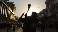 Melansir AP, Muharram, bulan pertama dalam kalender Islam, adalah bulan berkabung bagi Muslim Syiah untuk mengenang kematian Hussein, cucu Nabi Muhammad, pada Pertempuran Karbala di Irak saat ini pada abad ke-7. AP Photo/Hadi Mizban.