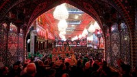 Pandemi COVID-19 tak surutkan semangat para Muslim Syiah untuk merayakan Muharram. Hal itu terlihat dari ramainya Muslim Syiah yang berdatangan ke tempat-tempat suci di kawasan Karbala untuk merayakan Muharram. AP Photo/Anmar Khalil.