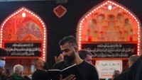 Seorang Muslim Syiah tengah berdoa di dalam tempat suci Imam Hussein selama prosesi Muharram di Karbala, Irak. AP Photo/Anmar Khalil.  