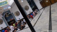 Selama perpanjangan PPKM Level 4 di Jakarta, masjid dan tempat ibadah lainnya bisa beroperasi 50 persen kapasitas atau 50 orang.  
