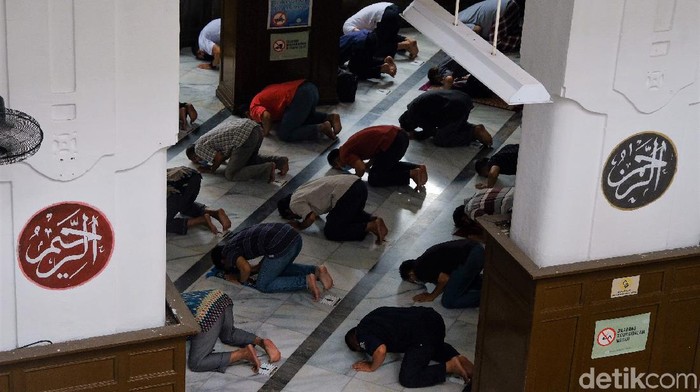 PPKM Level 4 Diperpanjang, Tempat Ibadah di Jakarta Beroperasi 50% Gubernur DKI Jakarta Anies Baswedan menerbitkan Kepgub terkait perpanjangan PPKM level 4. Salah satunya mengatur soal operasi tempat ibadah.