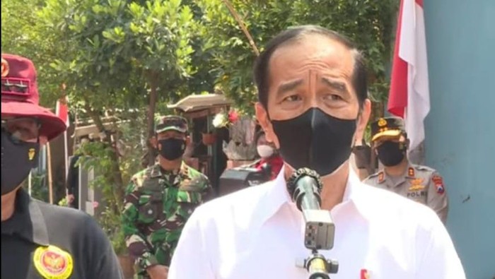 Presiden Jokowi meninjau pelaksanaan vaksinasi door to door di Madiun