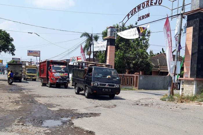 Protes Jalan Rusak, Warga Boyolali Pasang Spanduk Lucu-lucu Jalan Kalioso-Simo, Desa Jeron, Kecamatan Nogosari, Kabupaten Boyolali, Jawa Tengah, rusak parah. Warga pun protes dengan memasang spanduk-spanduk lucu.